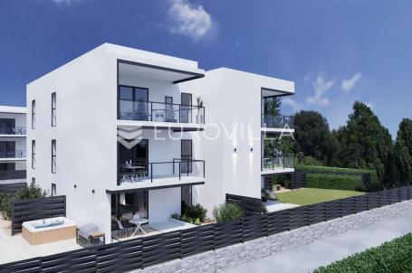 Fažana, Peroj, luksuzni trosobni stan u prizemlju s vrtom 77.64 m², 800 m od mora, pogled na more