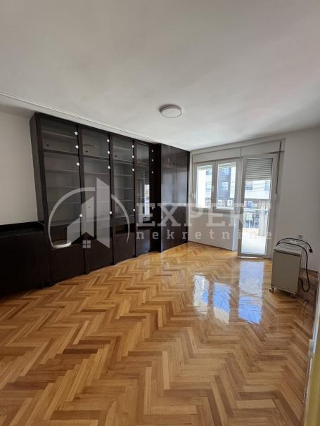 Izdaje se stan na prvom spratu, Crveni pevac, 62m2