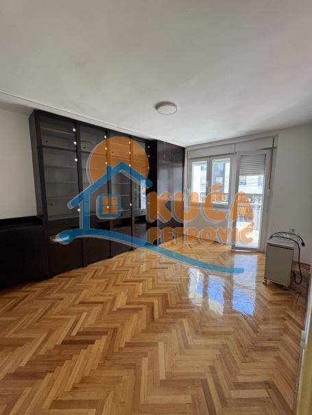 Izdaje se stan na prvom spratu, Crveni pevac, 62m2