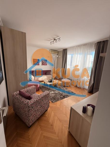 Izdaje se dvosoban stan pored Apelacionog suda, 57m2