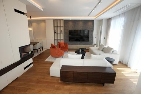 Lux penthaus sa dve garaze+krovna terasa (140m2)