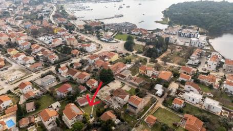 Bauland Exklusiv! Baugrundstück mit rechtskräftiger Baugenehmigung – 6 Wohnungen, 300 m vom Meer ent