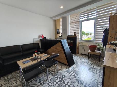 Izdaje se hotel, Crveni Krst