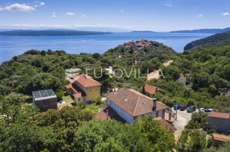 Cres, NAJAM Beli, investicijska prilika Pansion s 13 soba, restoranom i panoramskim pogledom na more