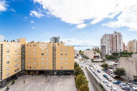 Split, Trstenik, trosoban stan s velikom terasom