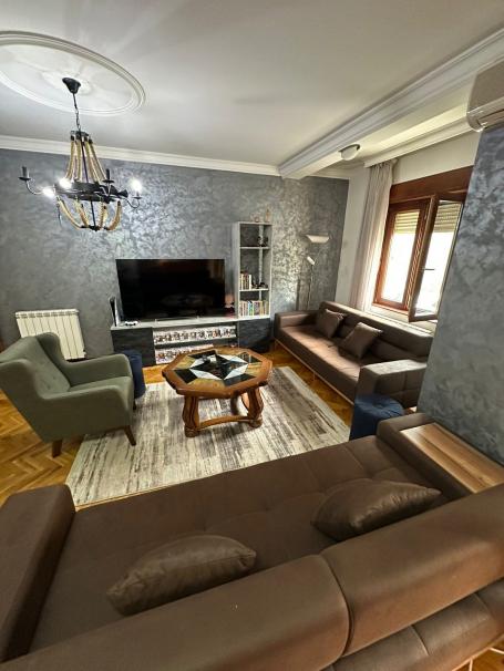 IZDAJE SE ODLIČAN PROSTRAN TROSOBAN STAN – 114 m², PODGORICA