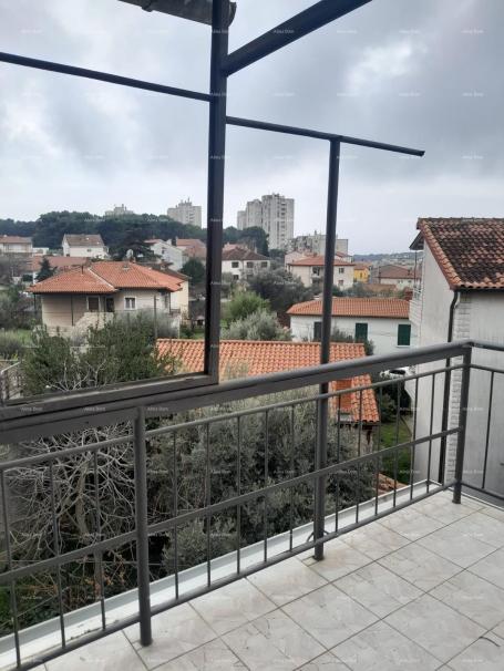 Wohnung Pula Veruda. Zu verkaufen – 1. Stock eines Hauses mit Garten und Parkplatz