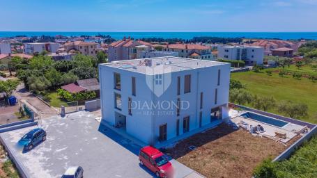 Novigrad, novogradnja, opremljem stan s bazenom!