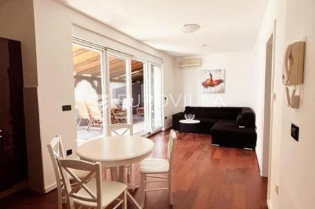Dramalj, dvosoban stan 45 m², natkrivena terasa 55 m²