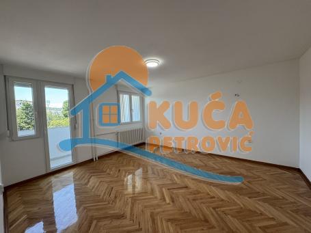 Izdaje se nenamešten dvosoban stan preko puta Gradske bolnice, 59m2