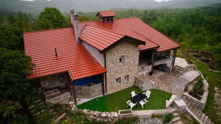 Obnovljena kamena kuća, 208 m2, na placu od 3.700 m2, u planinama iznad Budve. 