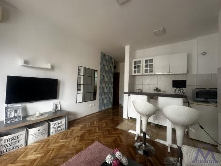 Novi Sad, Nova Detelinara. KOMPLET NAMEŠTENA GARSONJERA SA PODSTANAROM! Stan se nalazi u zgradi novi