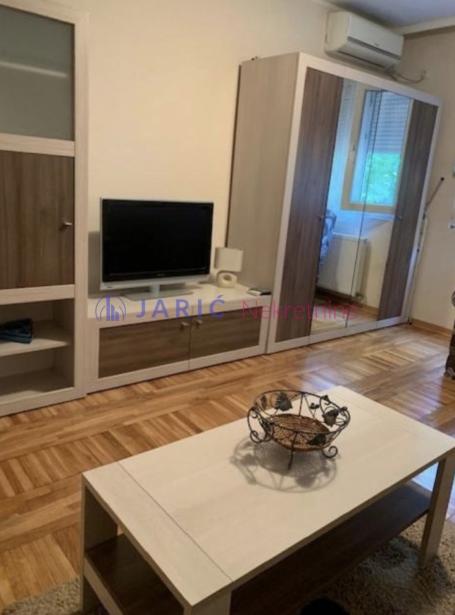 Banovo Brdo 30m2. Garsonjera, mirna lokacija. 