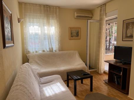 Izdavanje dvosobnog stana u centru Budve – 200 m od mora (dugoročno)