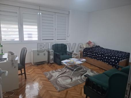 Izdaje se dvosoban stan kod Medicinskog fakulteta, 52m2!