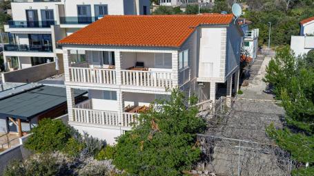 Rogoznica, samostojeća  kuća s apartmanima, prodaja