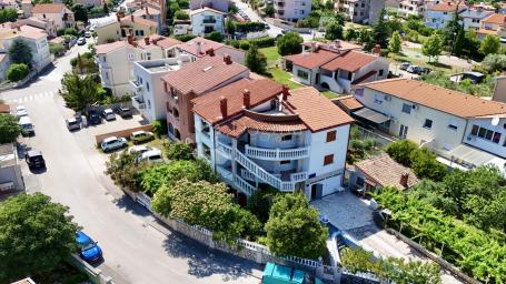 SAMO KOD NAS!! PULA, apartmanska kuća blizu centra sa ljetnom kuhinjom, garažom i bazenom