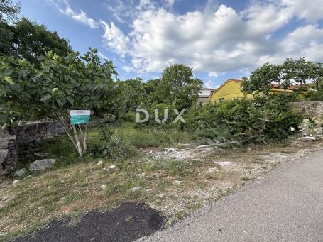 OTOK KRK, GABONJIN - Teren s predanom građevinskom dozvolom za kuću Po+P+1