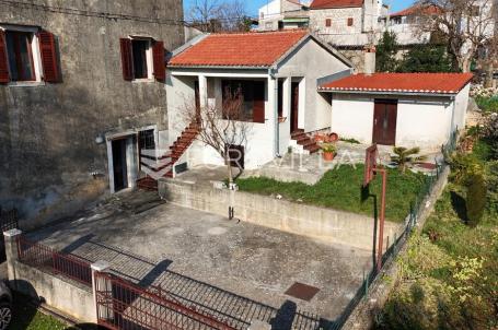 Istra, Poreč okolica, kuća s dva stana i dvorištem na mirnoj lokaciji