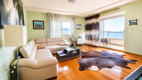 Spacious apartment with panoramic sea views in the center of Bar
