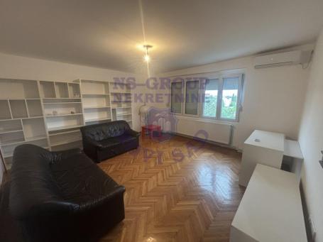 Prodaje se komforan dvosoban stan na atraktivnoj gradskoj lokaciji. 