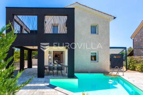 Krk, Dobrinj, moderna dvojna kuća s bazenom i saunom 107 m², okućnica 315 m²