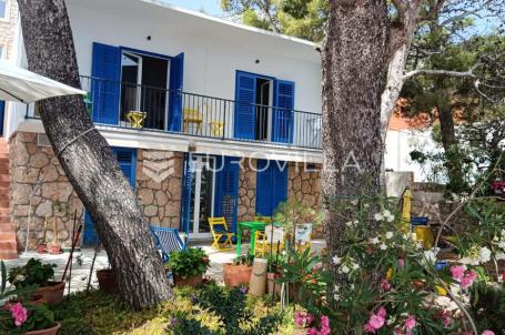 Hvar, lijepa kuća na južnoj strani otoka 1. red uz more