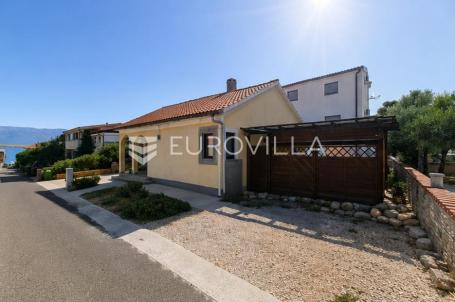 Vir, samostojeća prizemnica s garažom i mediteranskim vrtom, 120 m od mora