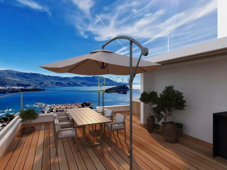 EKSKLUZIVAN PENTHOUSE SA PRIVATNIM ROOFTOPOM I PANORAMSKIM POGLEDOM NA MORE