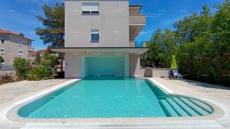 Stan Apartman s terasom, parkirnim mjestom i zajedničkim bazenom – Premantura