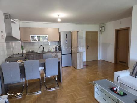Dugo Selo dvosoban stan 51 m2 sa garažnim parkirnim mjestom i ostavom
