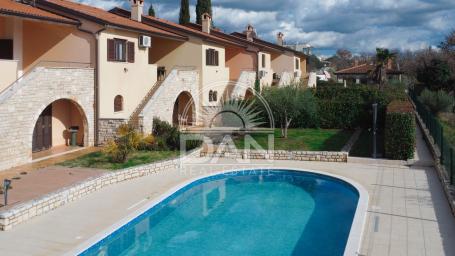 Poreč, okolica - kuća u nizu s pogledom na more