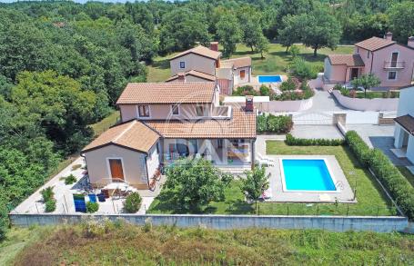 Poreč okolica, kuća sa bazenom i lijepom okućnicom