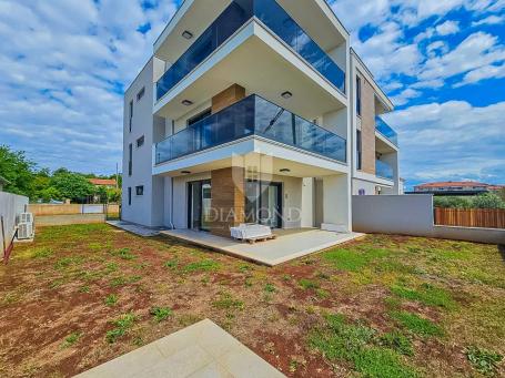 Umag, Umgebung! Moderne Wohnung mit Garten 200 m vom Meer entfernt!