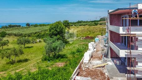 Umag, okolica - moderna kuća 1. red do mora!