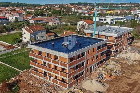 Stan u novogradnji s dvije spavaće sobe i terasom – blizu Pule