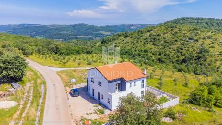 Ekskluzivno! Buje, okolica! Kuća s bazenom u izgradnji!