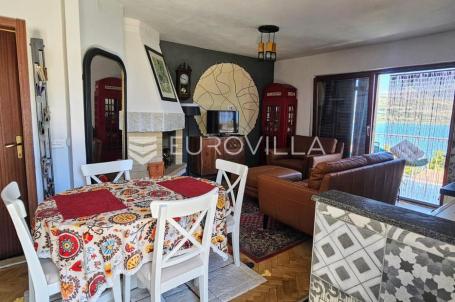 Trogir, stan 59,2 m² s prekrasnim pogledom, od mora i plaže 50 m