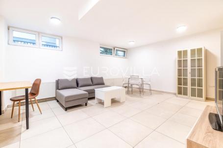 Zagreb, Jarun funkcionalan trosoban stan u suterenu 65 m²