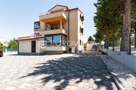 Pakoštane, Drage, kuća s tri stambene jedinice, 600 m od mora