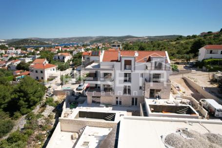 Novogradnja u Stivašnici, stan s tri terase i pogledom na more, 146 m2