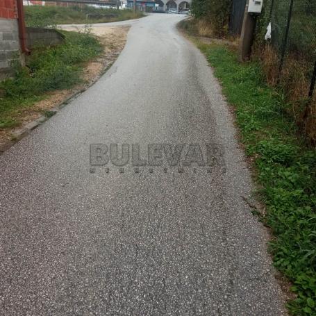 Izuzetna ponuda, dve zgrade, porodična 160 m2, pomoćna 70 m2, na placu 5596 m2 pogodnom za izgradnju