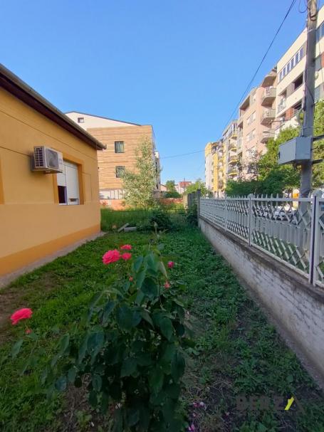 KOMPLETNO RENOVIRANA TROSOBNA KUĆA SA DVORIŠTEM NA NOVOM NASELJU POGODNA ZA POSLOVNI PROSTOR