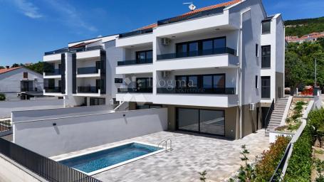 LUKSUZNI APP U NOVOGRADNJI 152m2 S BAZENOM I OKUĆNICOM 180m2