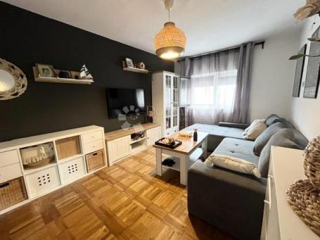 JADRANOVO – PRIZEMNI APARTMAN 250 M OD MORA, NOVOUREĐEN I NAMJEŠTEN