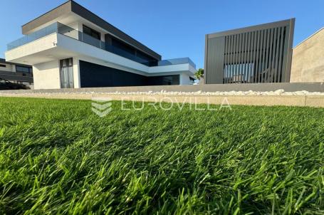 Zadar, Zemunik Gornji, prekrasna vila s bazenom i okućnicom