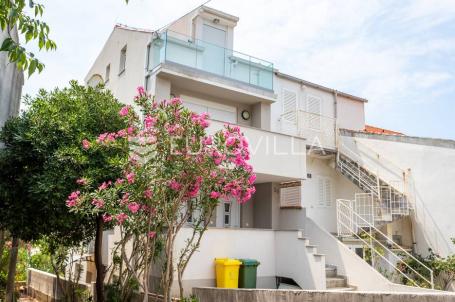 Novalja, novouređena kuća s tri apartmana u centru grada