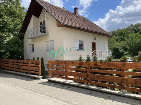 Porodična kuća u Velikoj Remeti, 180m2/553m2, na glavnom putu, renovirana, nameštena. Agenciska šifr