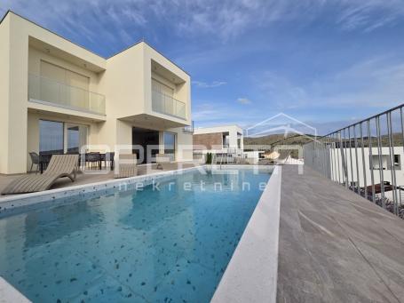 Moderna vila s bazenom i pogledom na more – 150 m od plaže