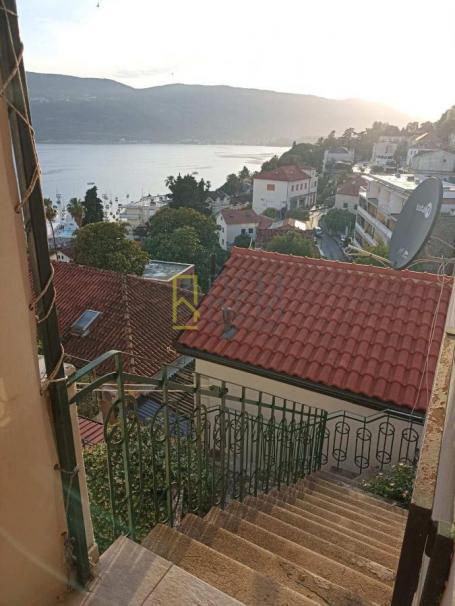 Prodajemo jednosoban stan u Herceg Novom, na trgu Belavista